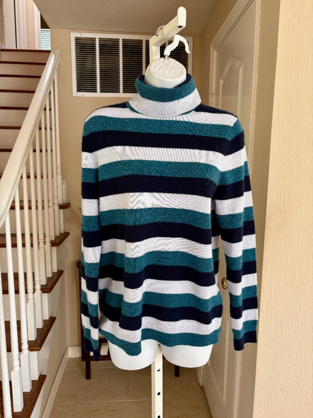 NWOT Charter Club Luxury 100% Cashmere Turtleneck Sweater blue Black Stripe M